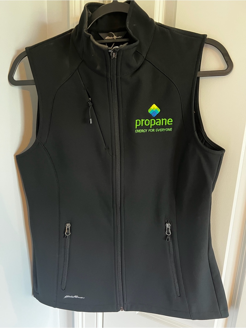 NWT Women’s Eddie Bower Black Full Zip Softshell Vest w/ Zip Pockets. Size Small